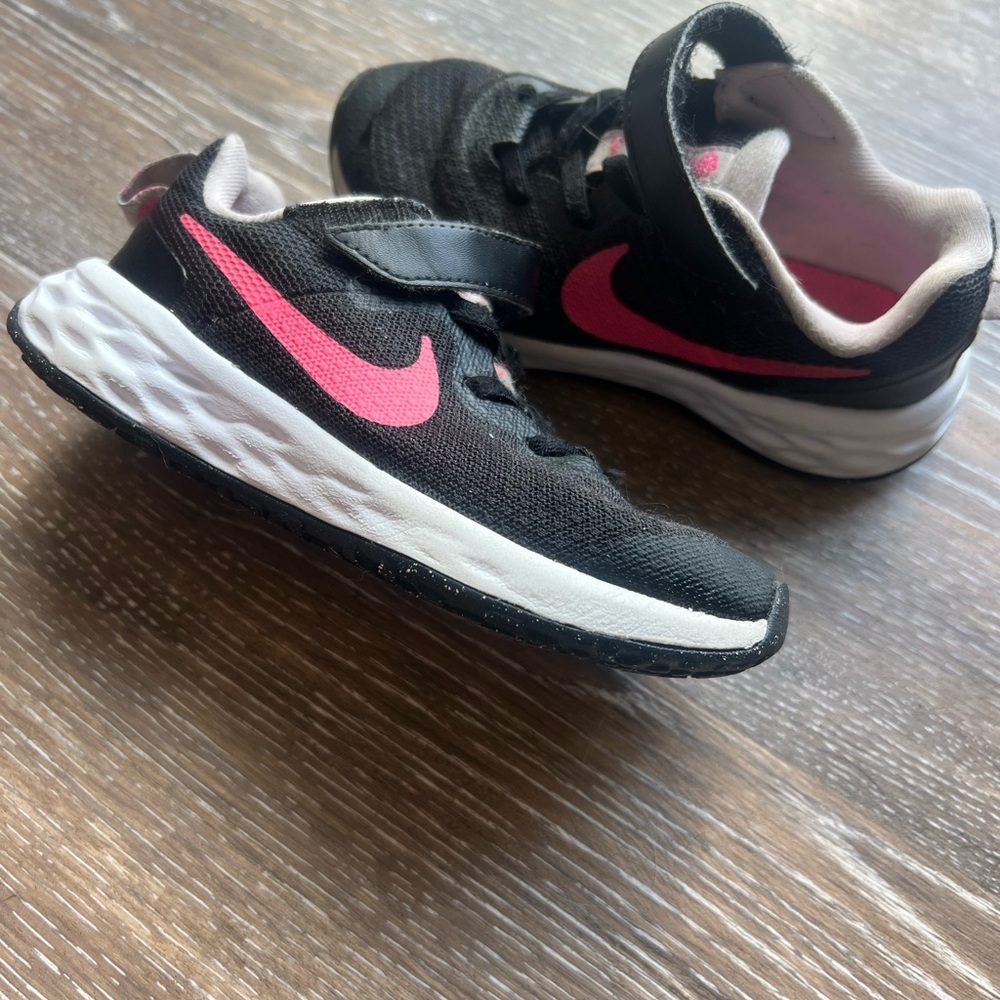 Nike Kids Black Sneakers with Pink Swoosh - Picture 4 of 6